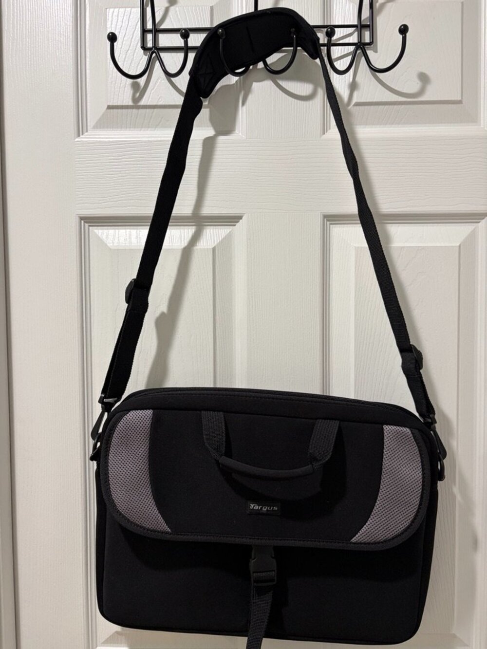 ***TARGUS 15" NEOPRENE LAPTOP BAG***